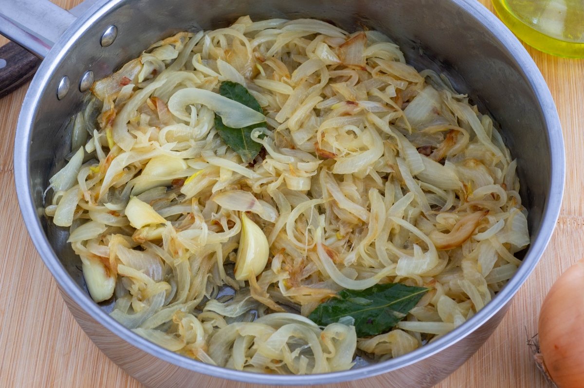 Cebolla pochada para la sangre encebollada