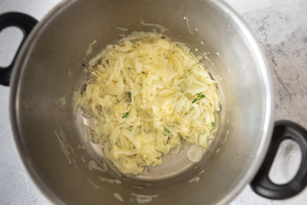 Cebolla pochada para la sopa de cebolla
