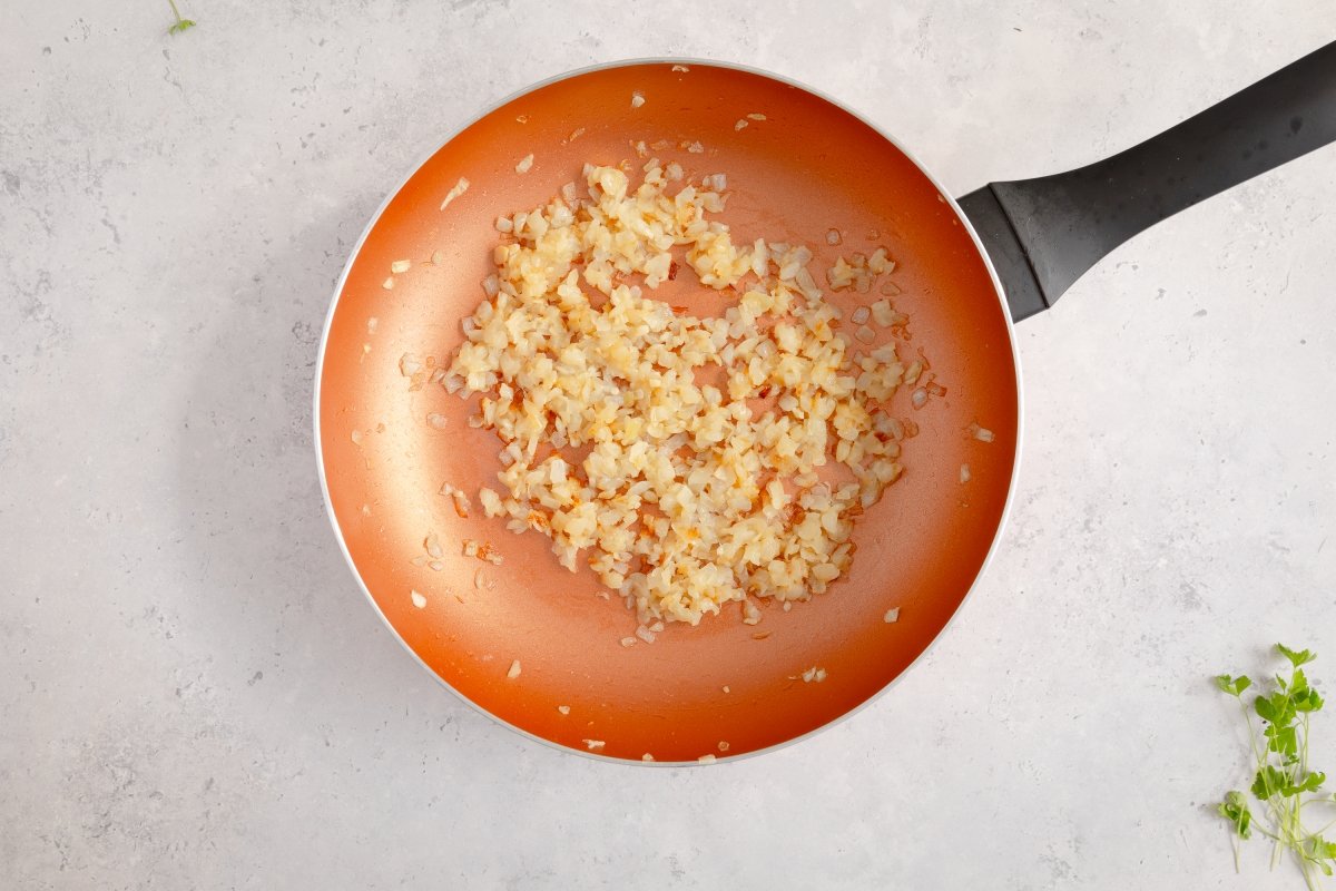 Cebolla pochada para las vieiras a la gallega gratinadas