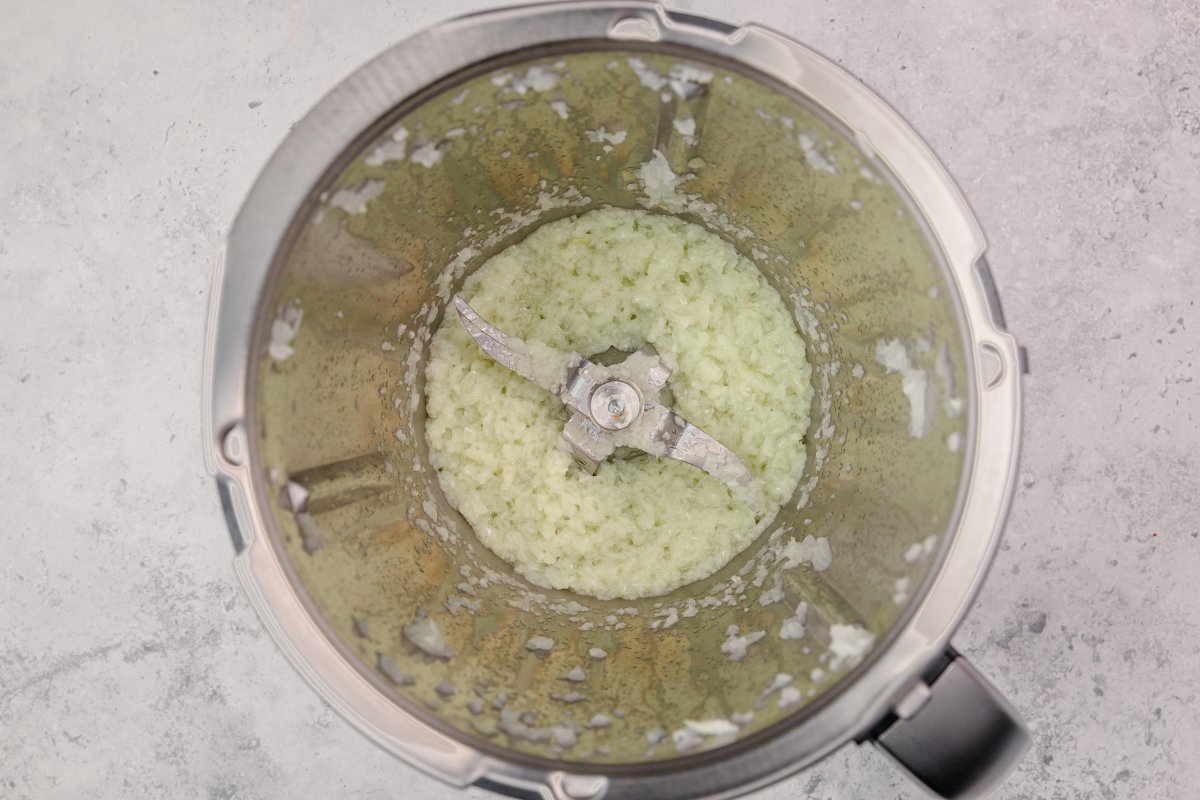 Cebolla sofrita para los macarrones con chorizo en Thermomix