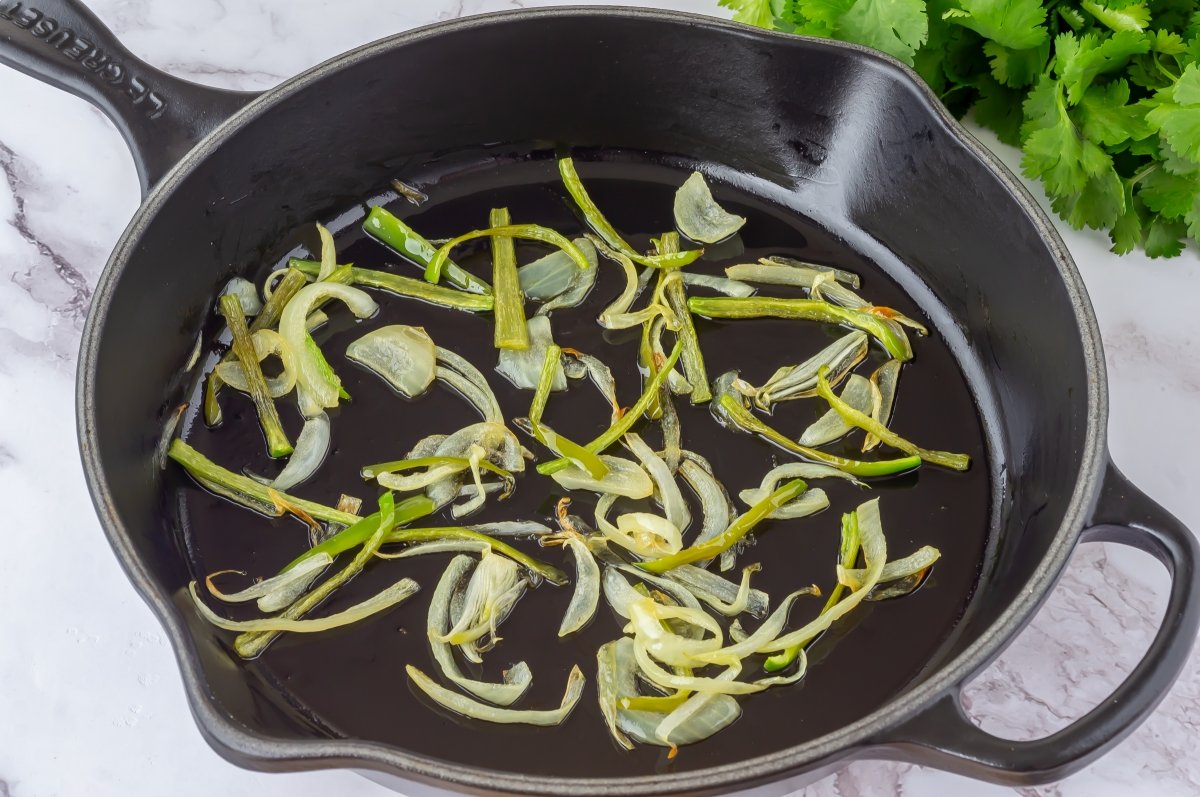 Cebolla y chile para las quesadillas de champiñones