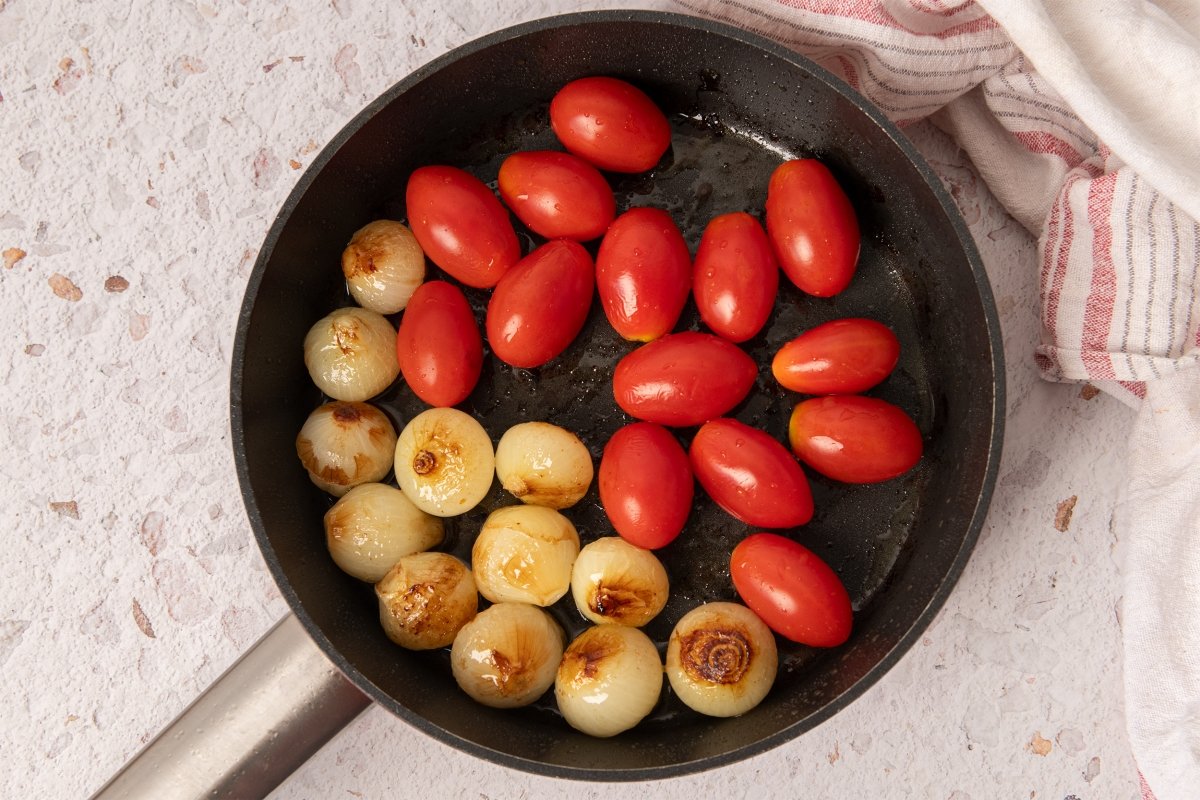 Cebollitas y tomates cherry para acompañar la codorniz confitada