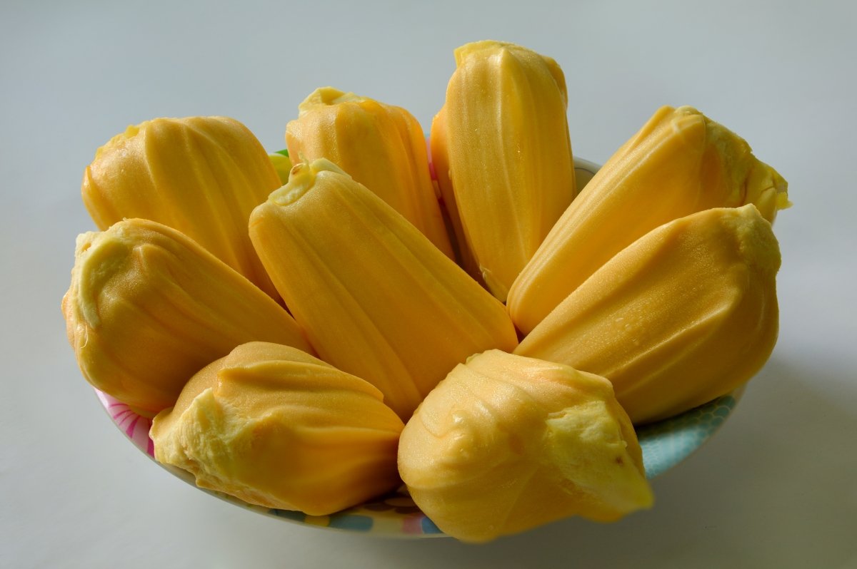 Centro de mesa con ejemplares de jackfruit listos para usar en cocina