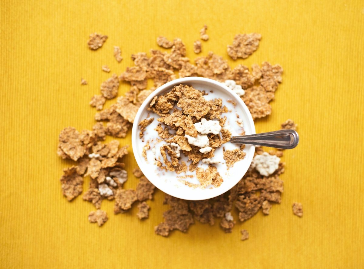 Un bol de cereales integrales es fuente de prebióticos