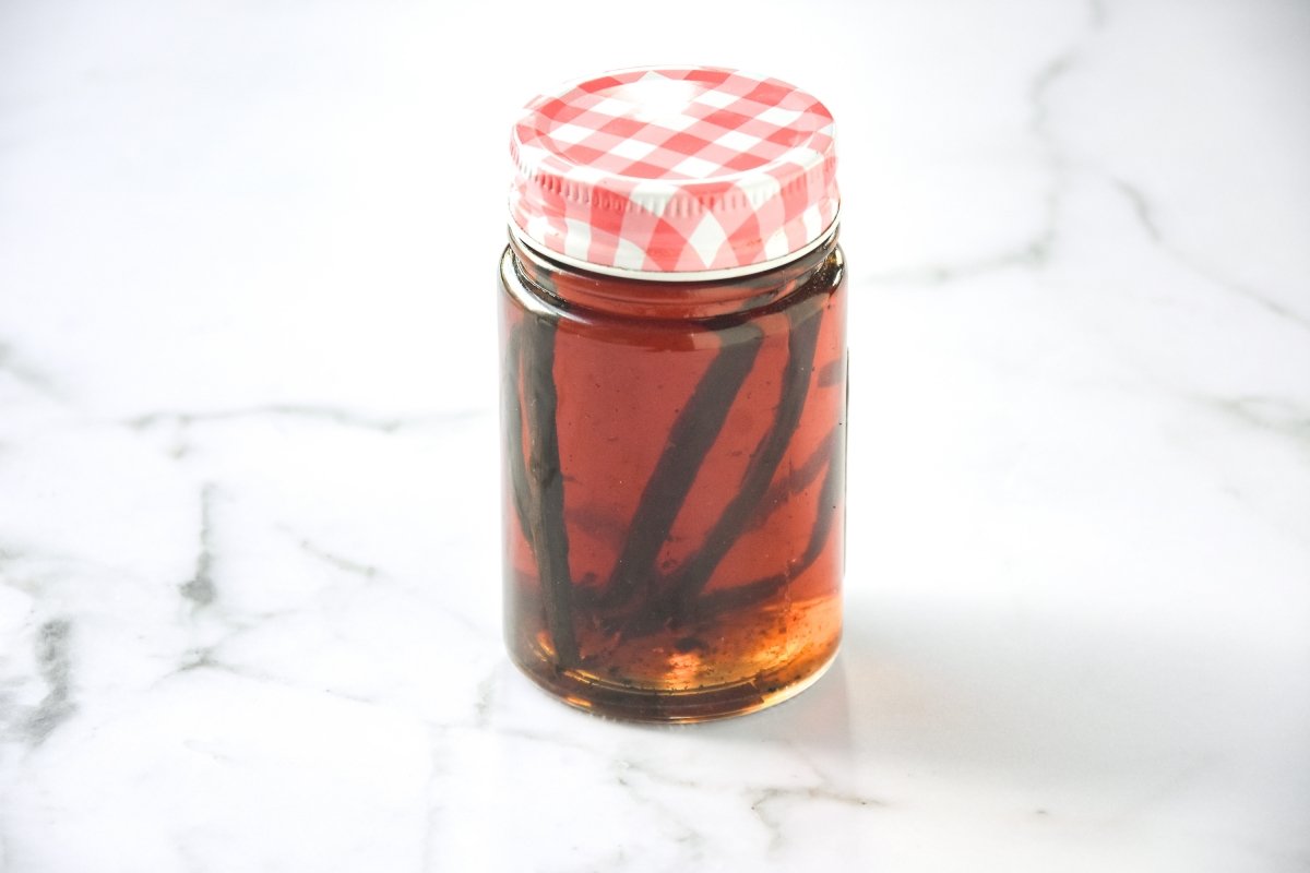 Cerramos el pote del extracto de vainilla