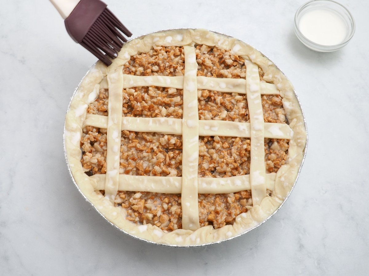 Cerrar la tarta y pintar el hojaldre