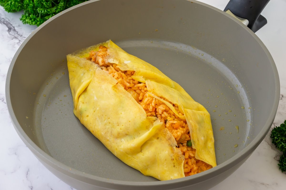 Cerrar la tortilla del omurice