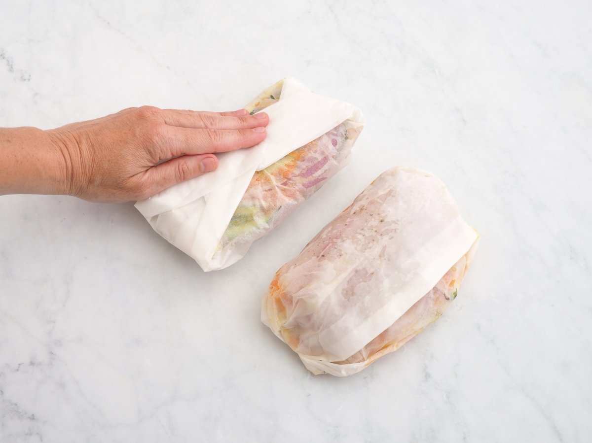 Cerrar los paquetes del papillote