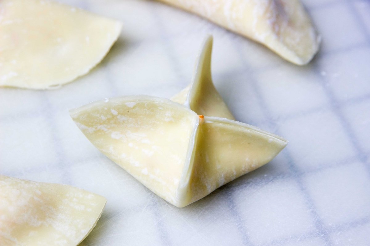 Cerrar wonton de surimi y queso para freír