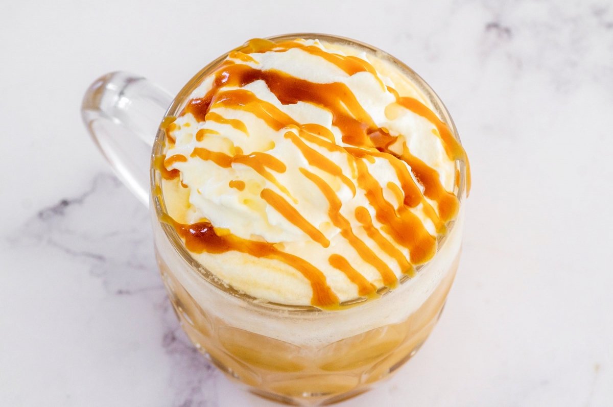 Cerveza de mantequilla con topping de caramelo