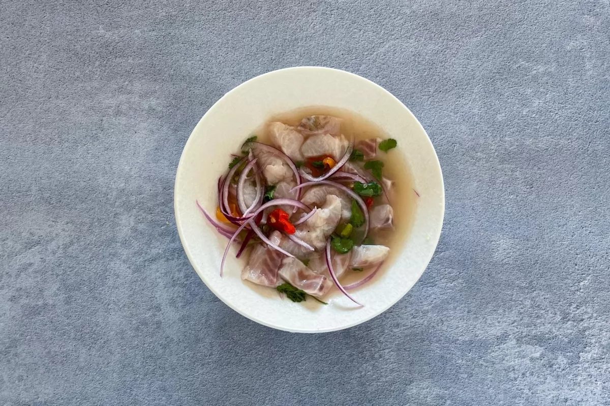 Ceviche de lubina 9 Ceviche marinando con lima *