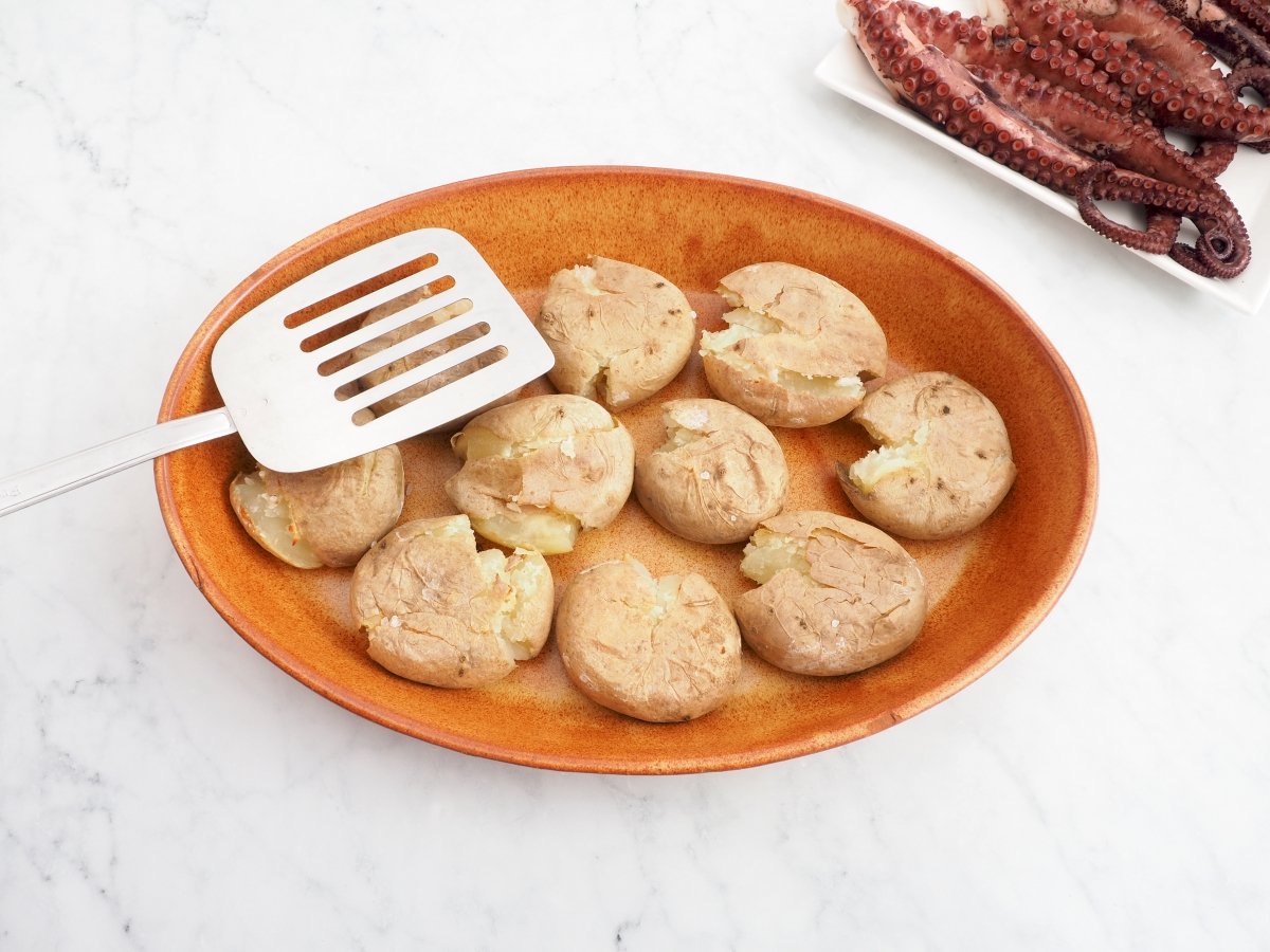 Chafar las patatas asadas