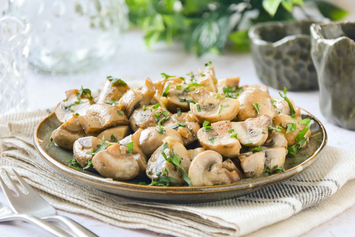 Champiñones salteados listos para comer