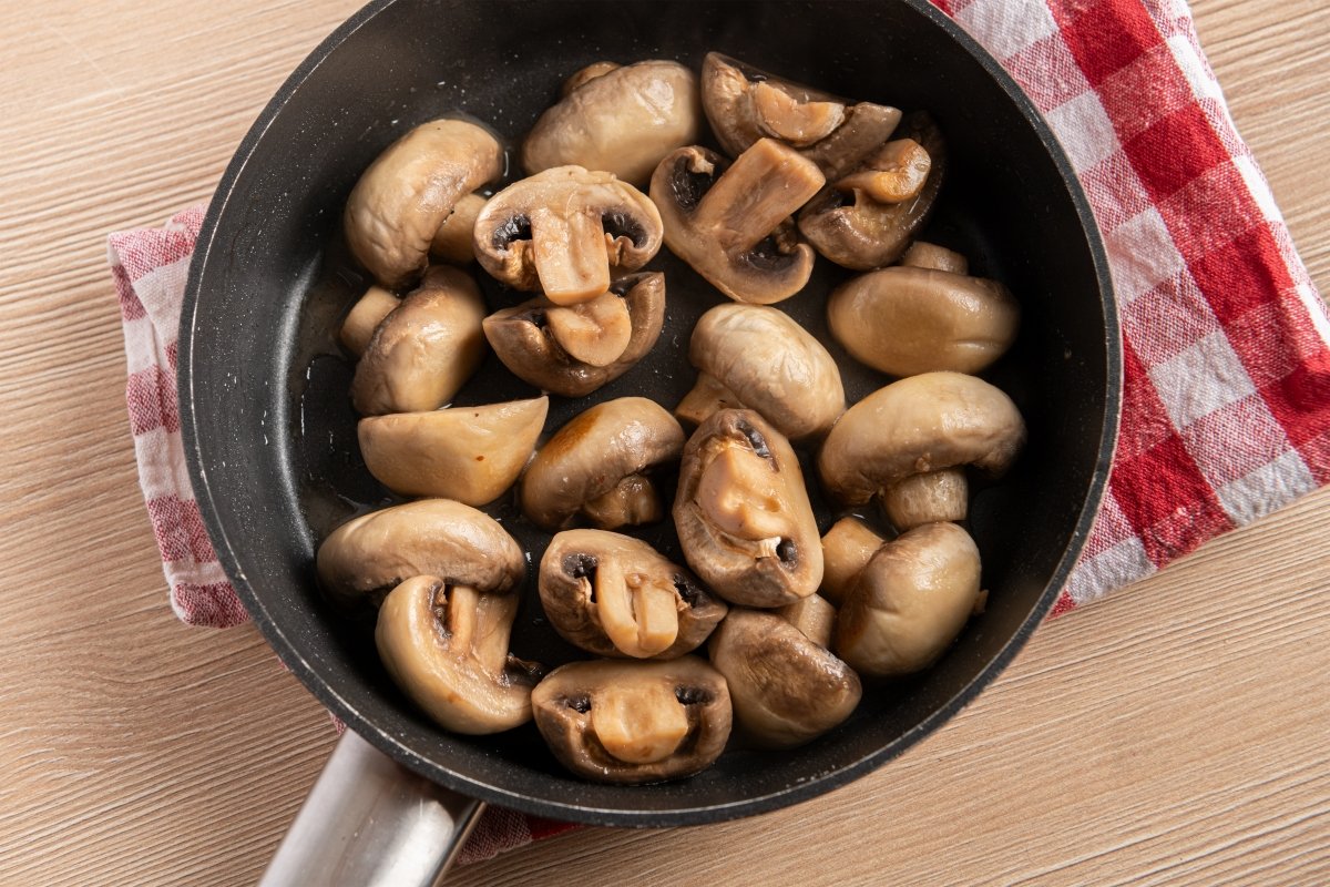 Champiñones salteados para el coq au vin