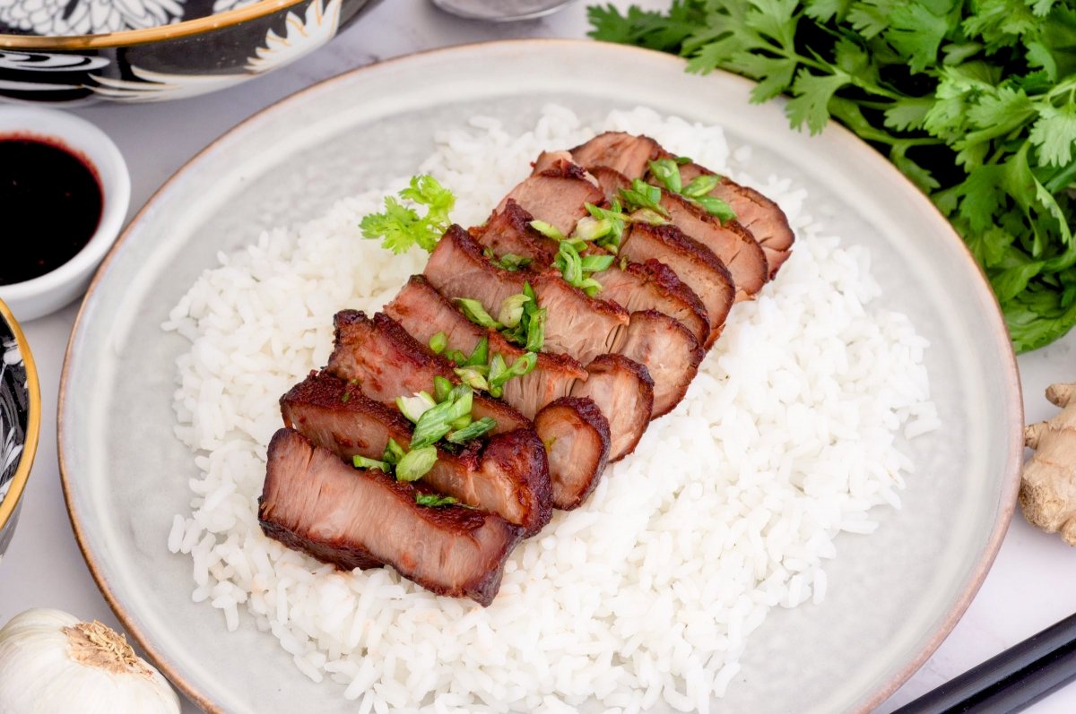 Char siu con guarnición