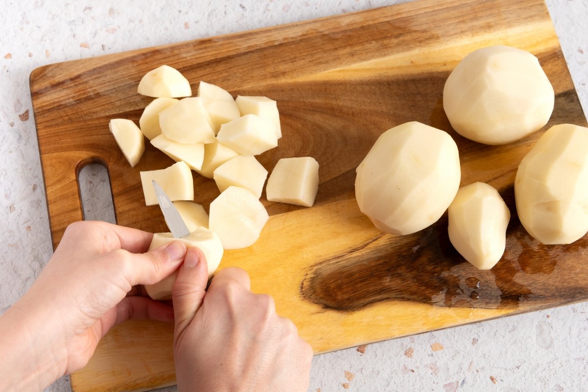 Chascando patatas para el pulpo a la mugardesa