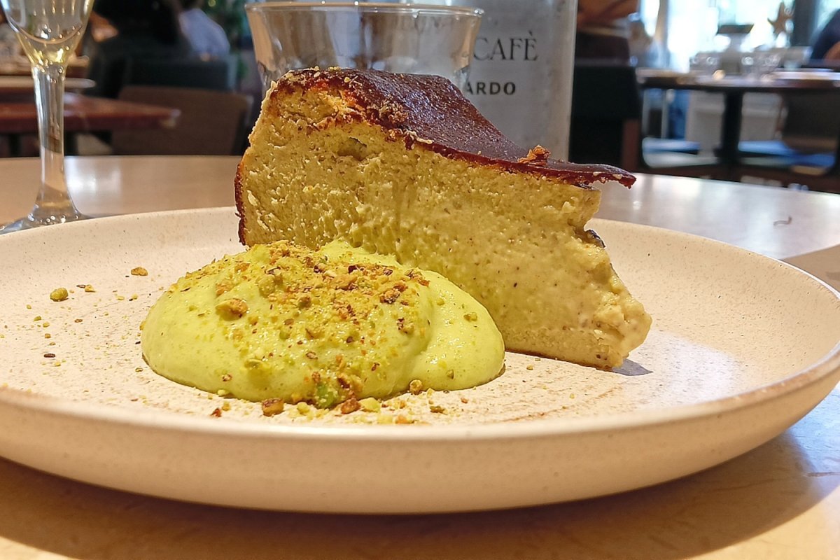 Cheesecacke hecha en el restaurante Gatopardo de Barcelona