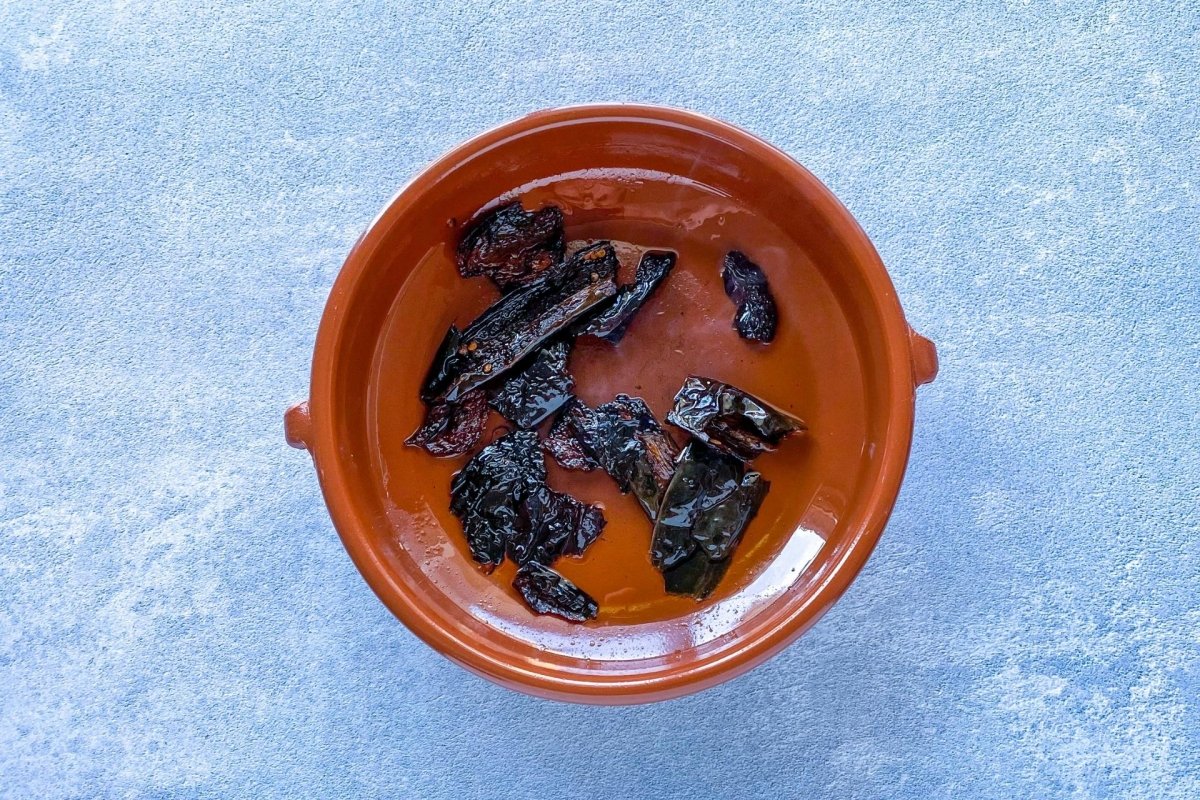 Chiles tostados en cazuela de barro