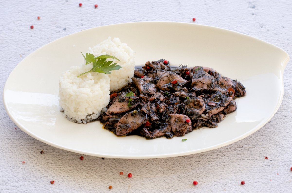 Chipirones en su tinta con arroz blanco