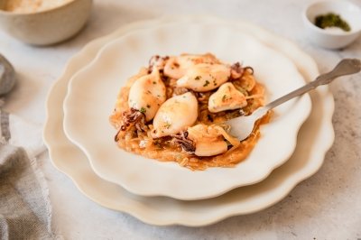 Chipirones encebollados