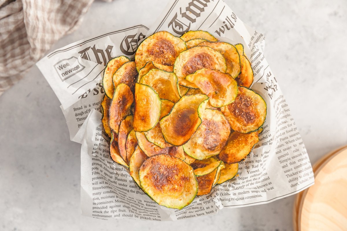 Chips de calabacín en freidora de aire preparados