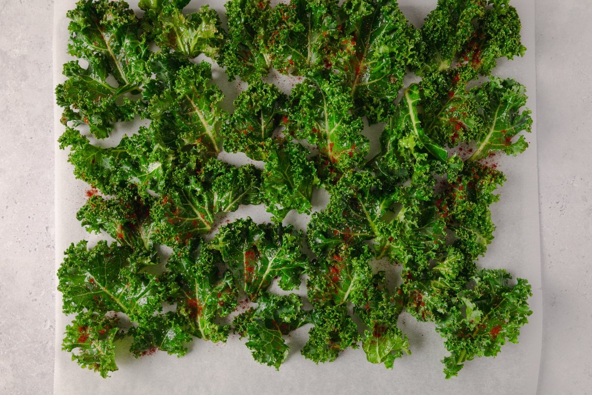 Chips de kale al horno antes de hornear