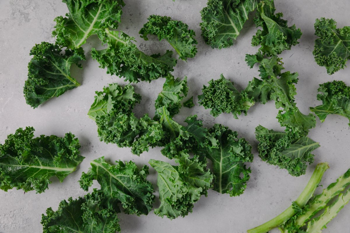 Chips de kale al horno lavados y cortados