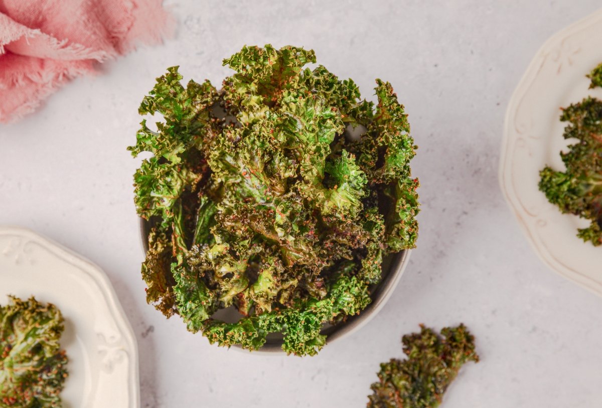 Chips de kale al horno servidos