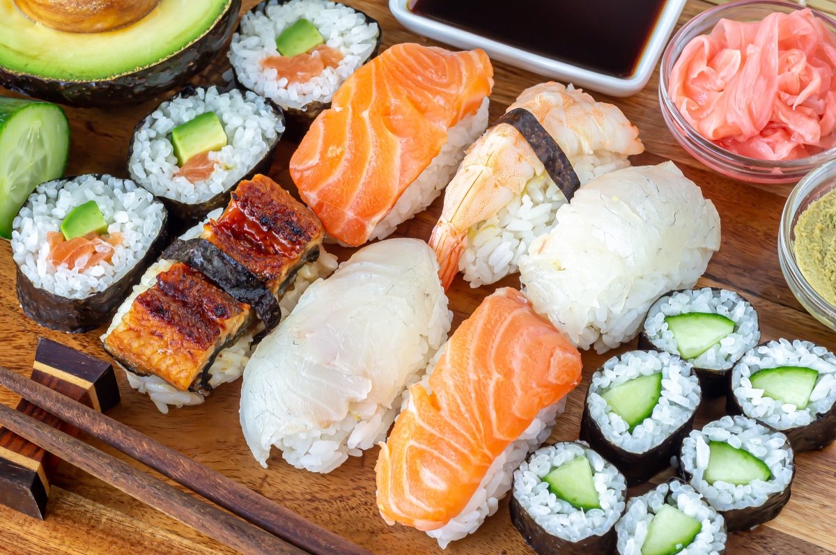 Chirashizushi con atún, caballa, salmón, pulpo, langostinos y huevas