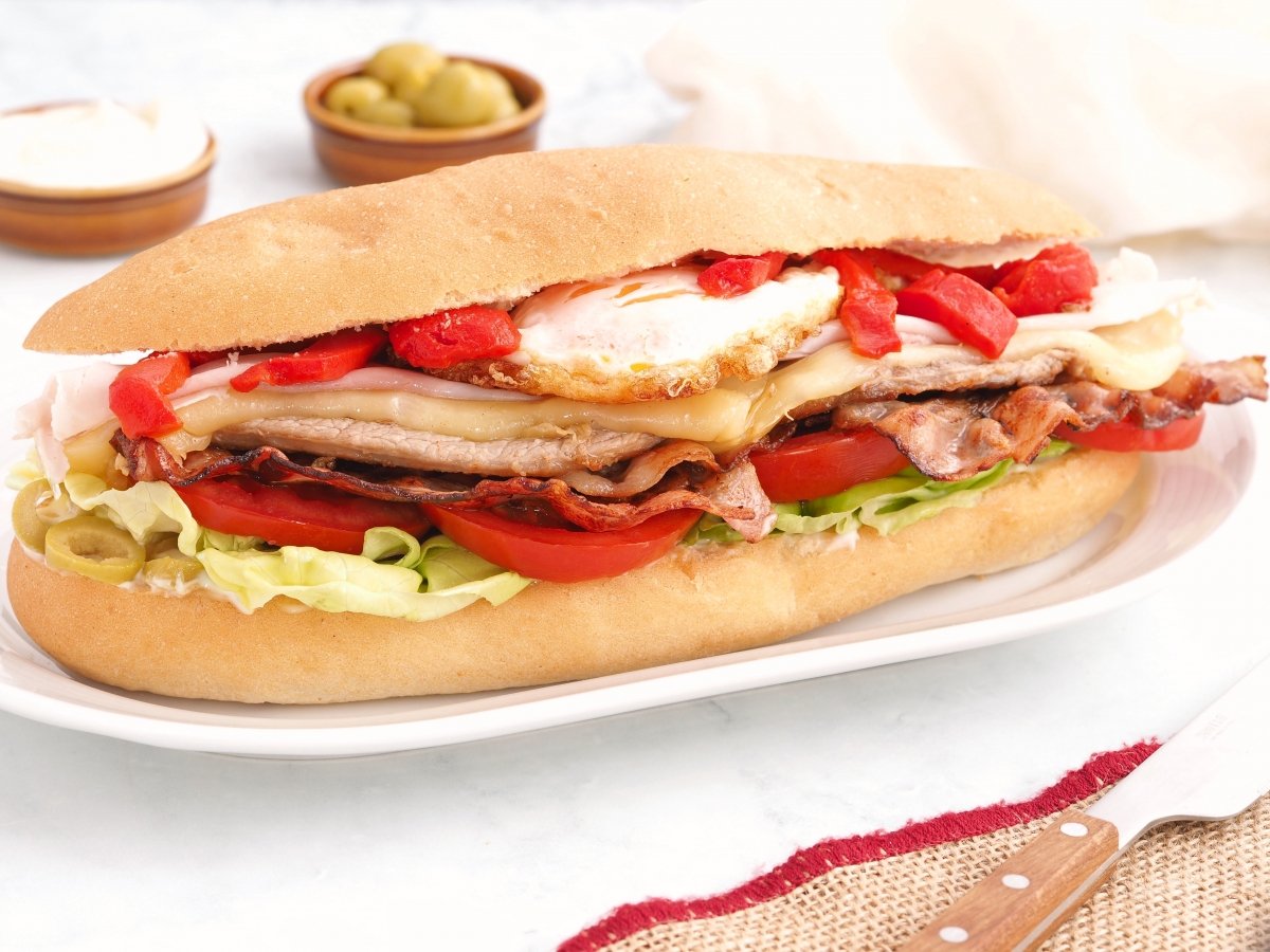 Chivito uruguayo listo para servir