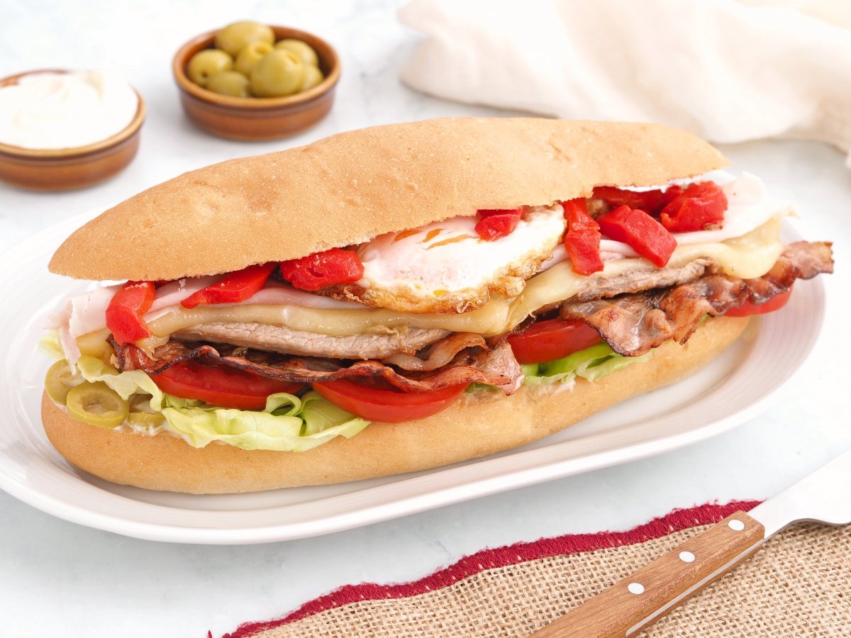 Chivito uruguayo