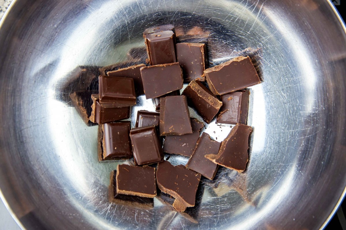 Chocolate in a bain-marie to cover the tea cakes