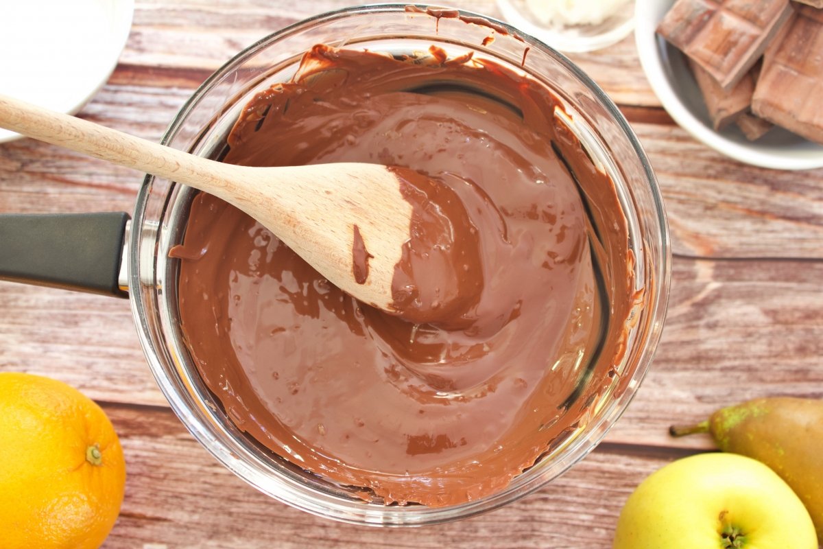 Chocolate fundido en un bol para las frutas de Aragón