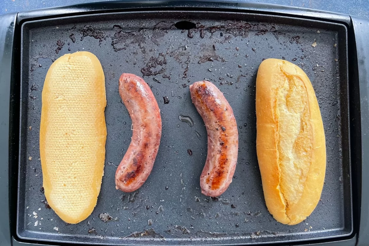 Choripán 7 Chorizos parrilleros junto con bocadillo individual en la plancha *