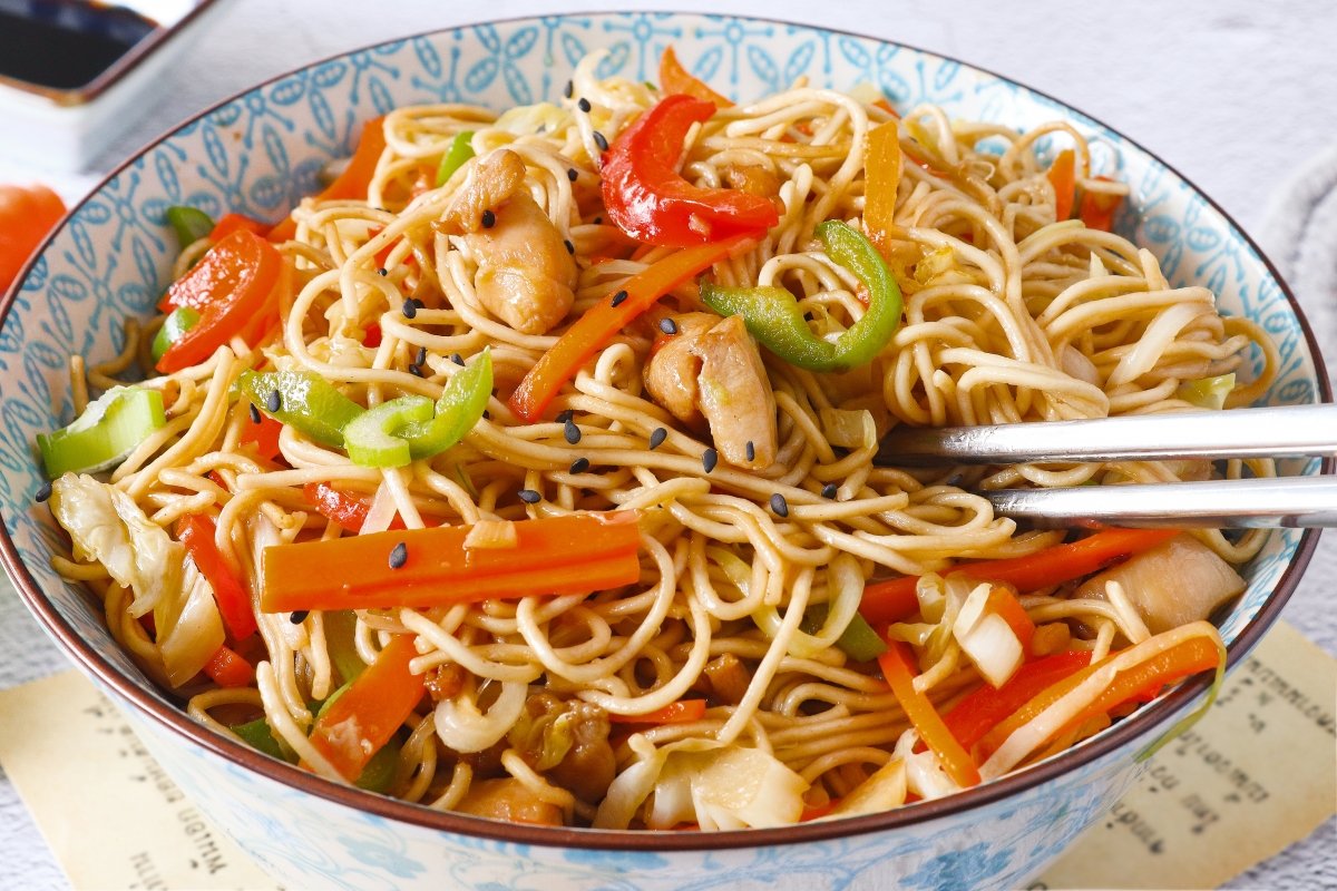 Chow mein de pollo y verduras