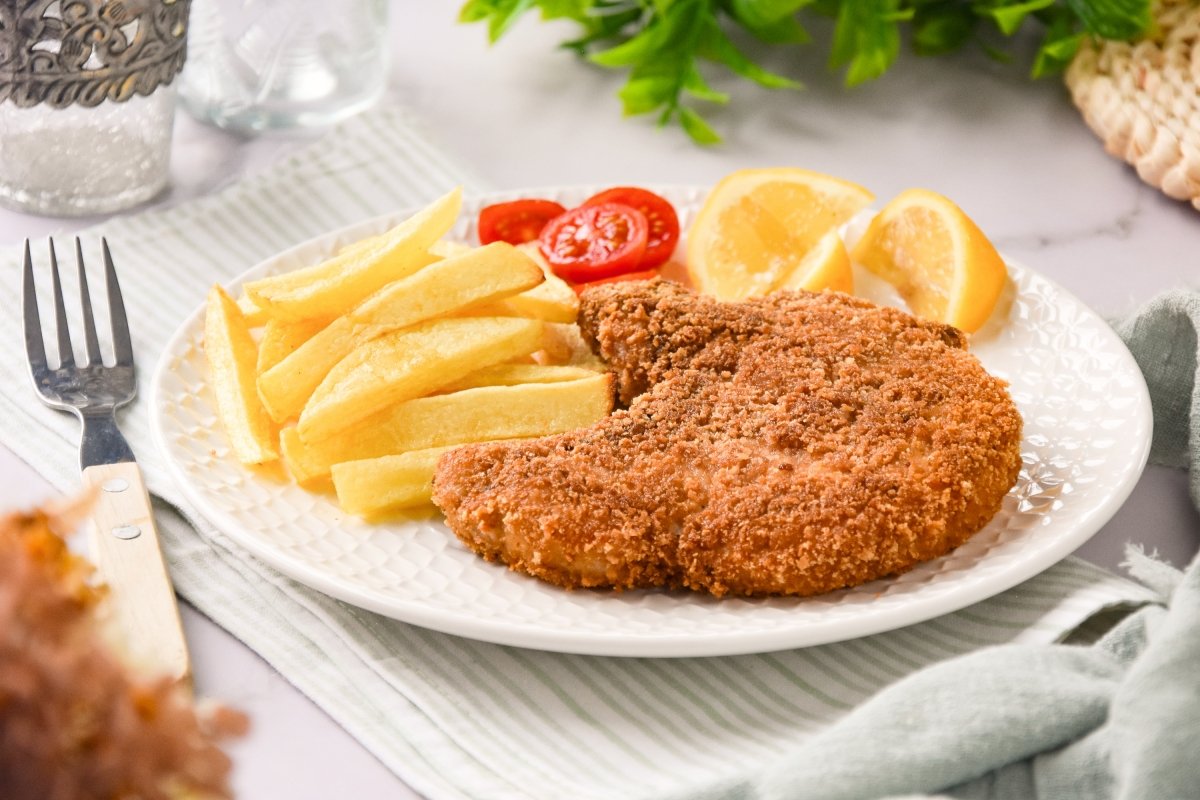 Chuletas de cerdo a la milanesa listas para comer