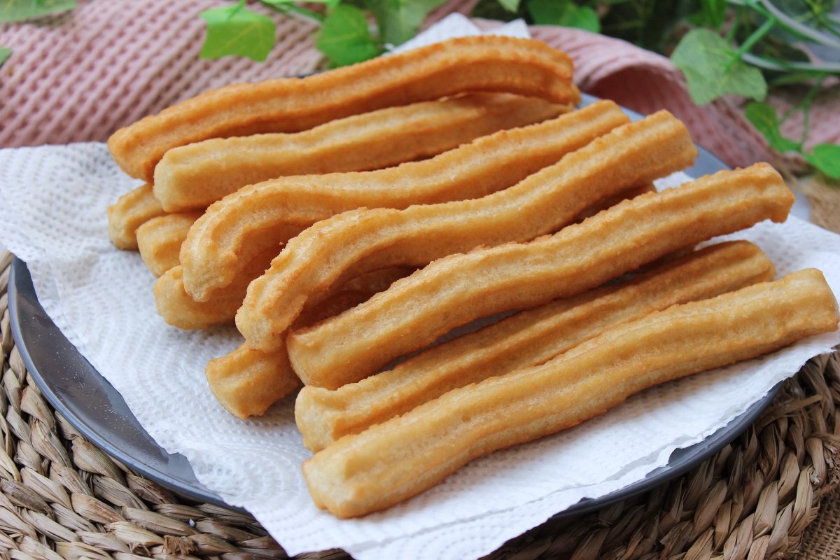 Churros caseros sobre papel absorbente