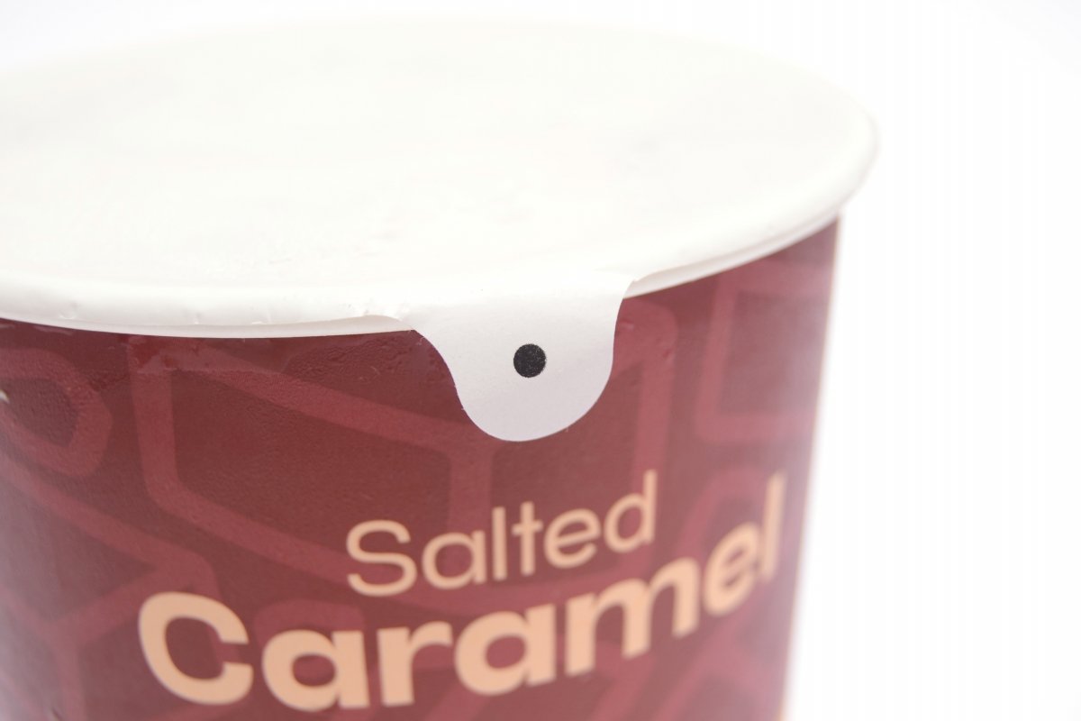 Cierre hermétcio de la tarrina de helado de caramelo salado de Mercadona