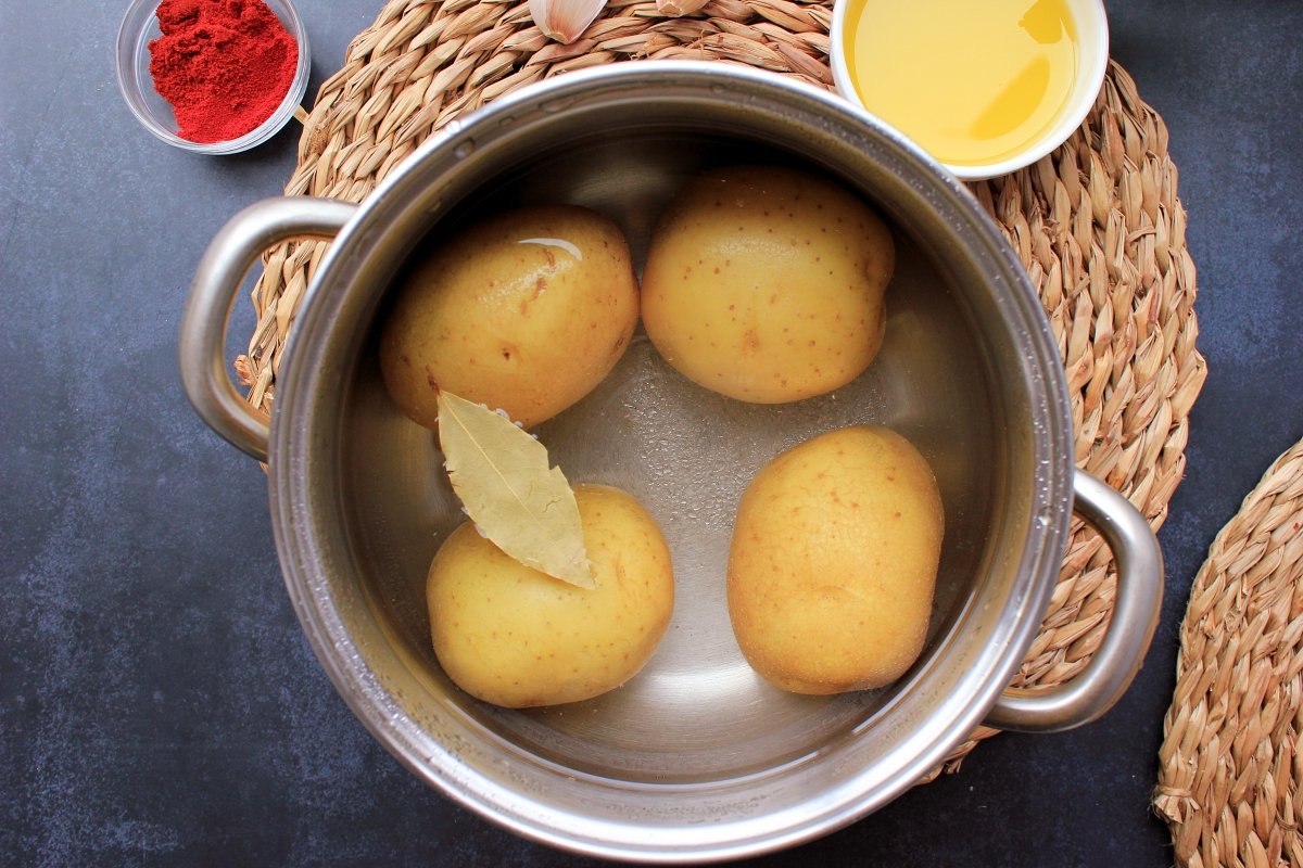 Cocción de las patatas sin pelar y con laurel