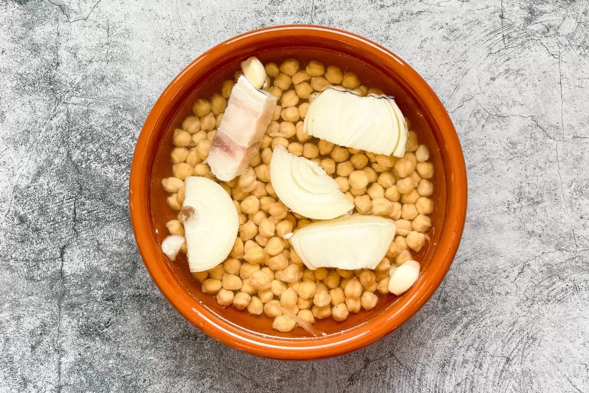 Puchero o potaje canario 2 Cocción de los garbanzos, tocino, ajo y cebolla *