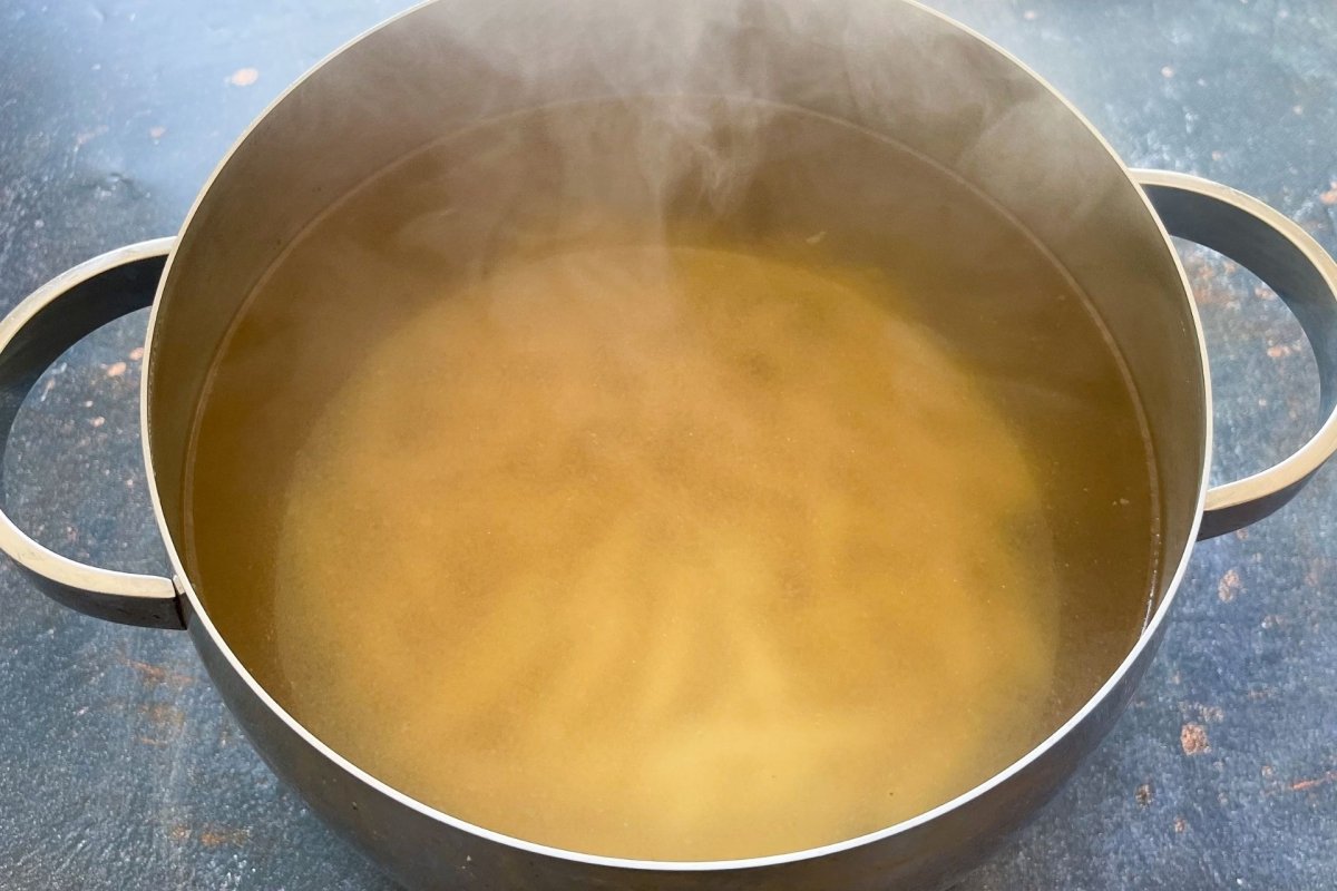 Cocción de macarrones en olla con agua hirviendo