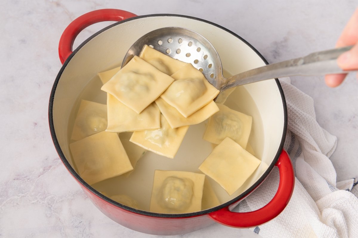 Cocción de raviolis de pasta fresca