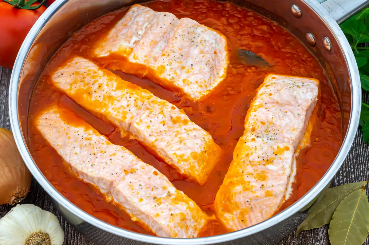 Salmón en salsa de tomate 5 Cocción del salmón en salsa de tomate