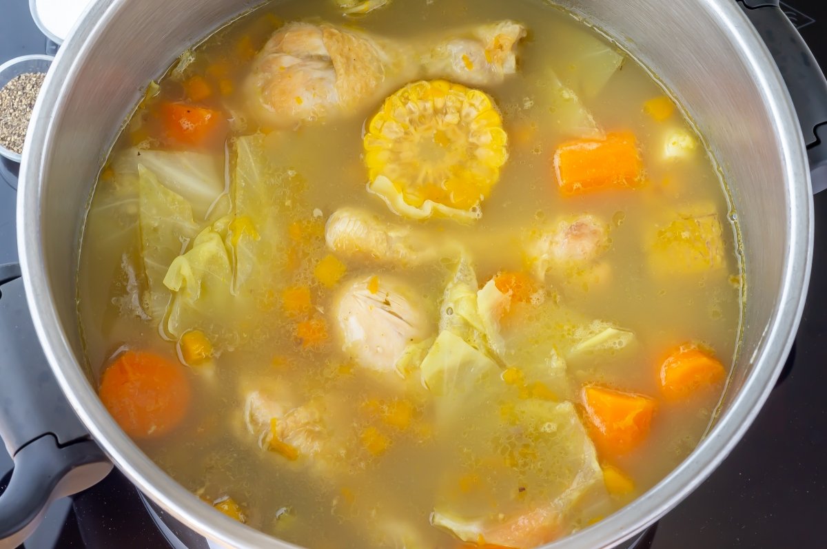 Cocción del sancocho colombiano