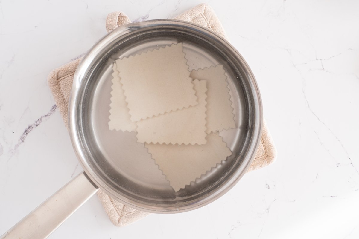 Cocemos la pasta de los canelones de atún