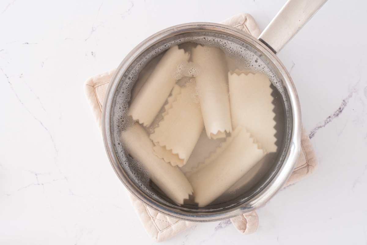Cocemos la pasta de los canelones rossini
