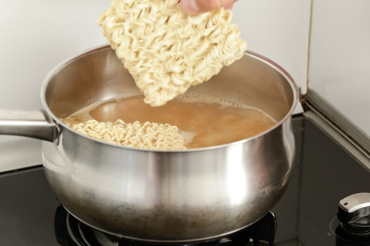 Cocemos la pasta en el caldo