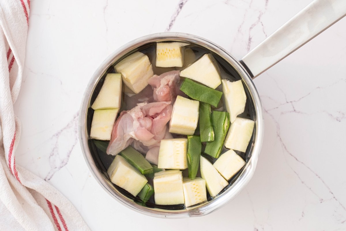 Cocemos los ingredientes de la papilla de pollo y verduras