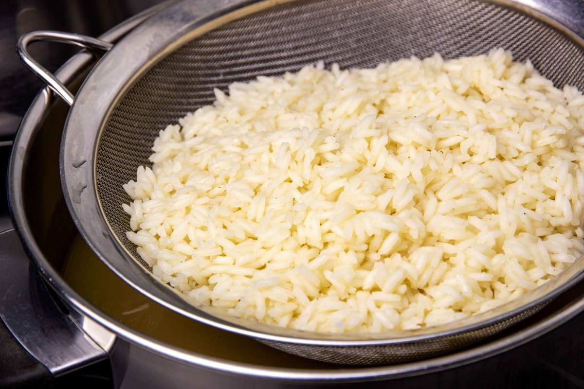 Cocer arroz en el caldo de asado para hacer las boudin balls