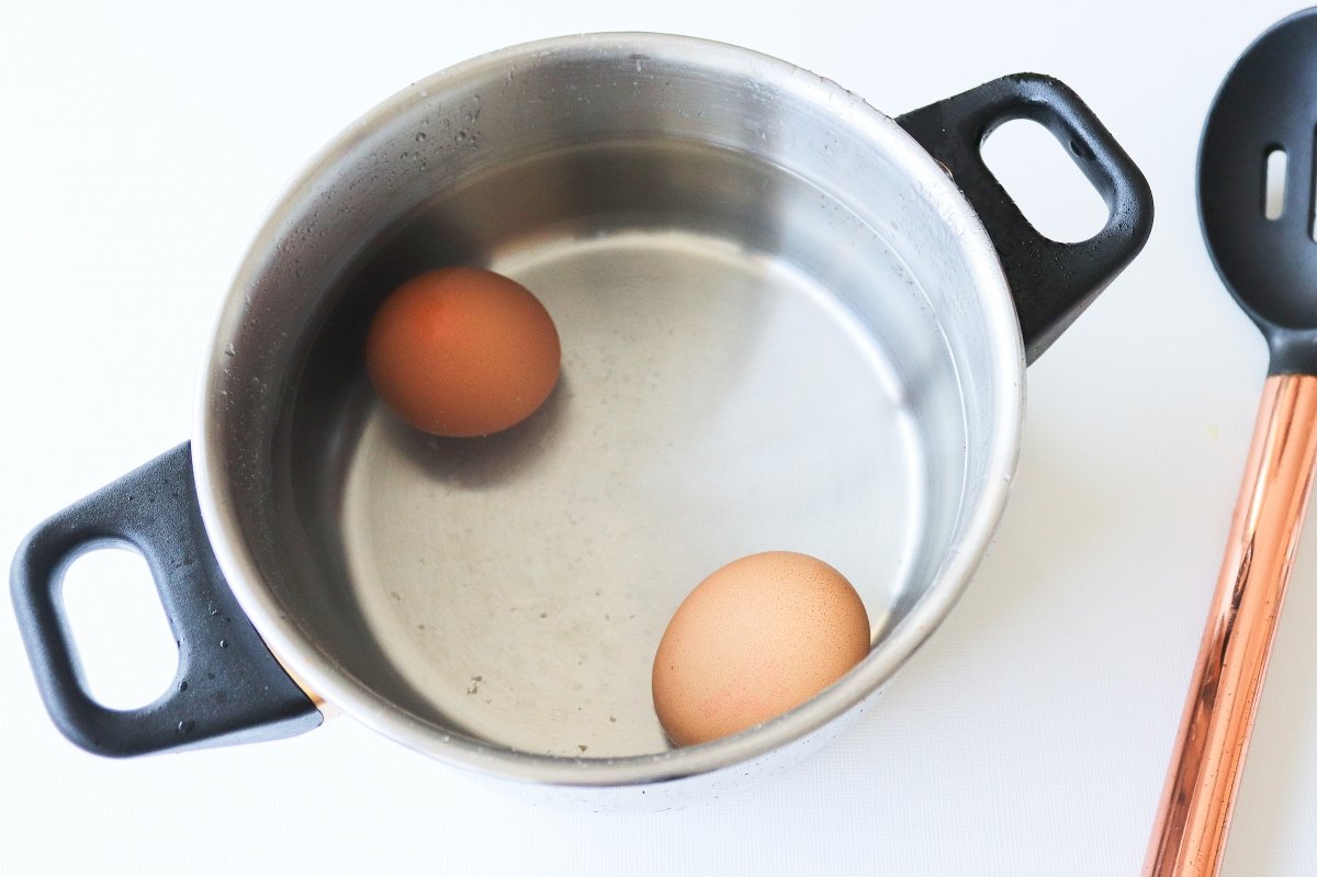 Cocer dos huevos para la pipirrana